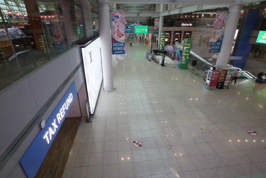 국토부가 대기업 면세점의 공항 임대료를 최대 50% 감면해주는 지원안을 내놨다. 사진은 인천공항 제1터미널 면세구역 전경. <연합뉴스>